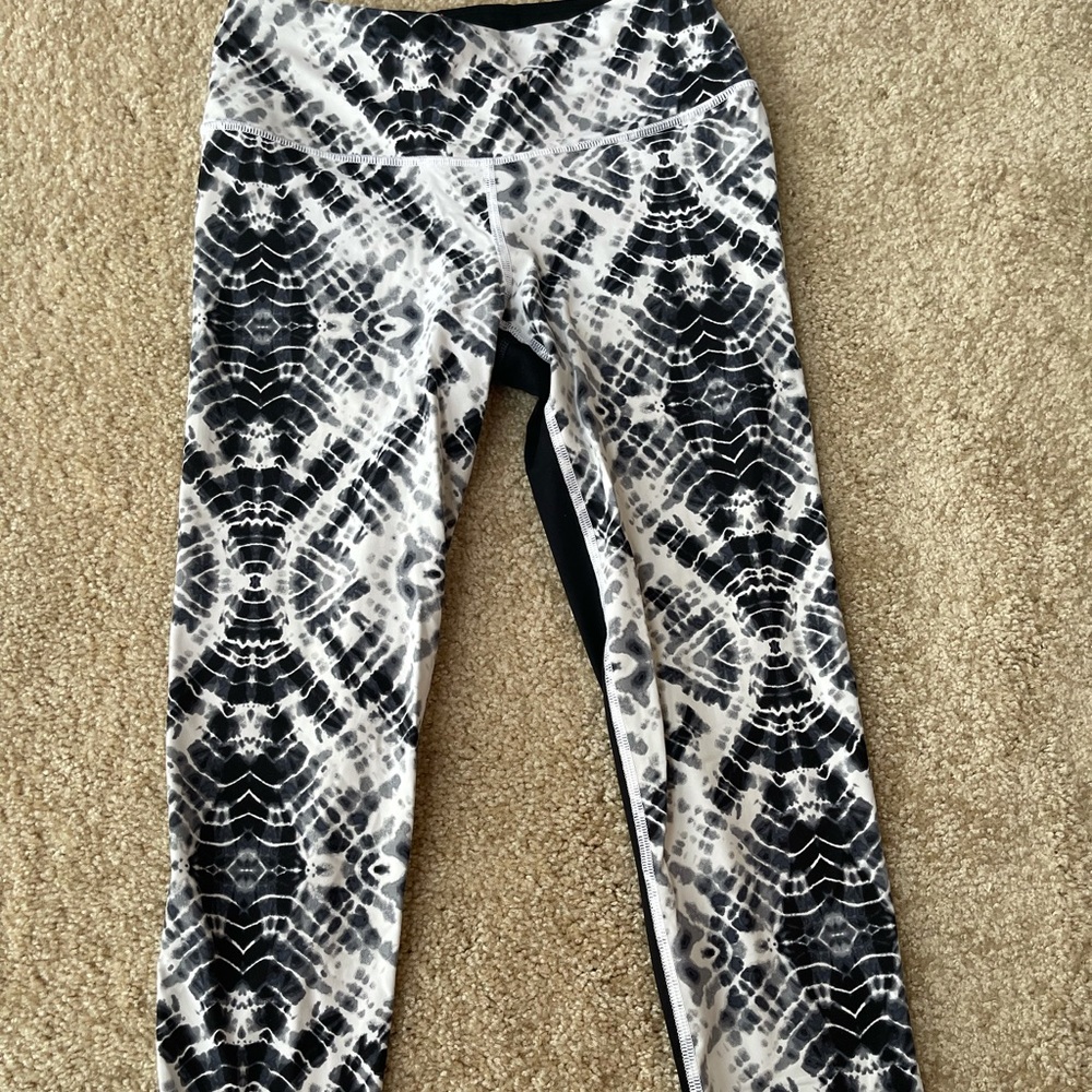Victoria’s Secret Cropped Black and White Leggings